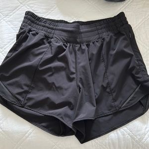 Lululemon High rise hotty hot shorts - size 8
